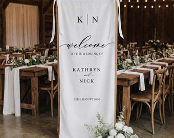 Plaque de bienvenue pour mariage personnalisée | Bannière de mariage verticale en tissu | Prénoms personnalisés et date de fond | Décoration de cérémonie extérieure rustique