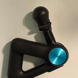 Soporte de pared para Theragun Pro, Mini y Prime: soporte delgado para guardar pistolas de masaje, solución elegante, fácil instalación y ajuste seguro.