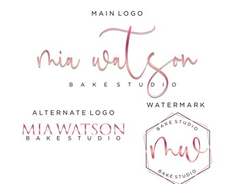 Puede incluir: Un diseño de logotipo para una panadería llamada "Mia Watson Bake Studio". El logotipo principal presenta el nombre en una fuente de escritura cursiva con degradado rosa y blanco. El logotipo alternativo presenta el nombre en una fuente sans-serif con las palabras "Bake Studio" debajo. El logotipo de marca de agua presenta un guion rosa y blanco degradado "Mia" dentro de un marco hexagonal con las palabras "Bake Studio" en la parte superior e inferior.