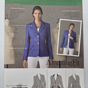 Puede incluir: Patrón de costura Simplicity 2446 para una blazer. La imagen muestra a una mujer con una blazer azul con botones dorados y pantalones blancos. El patrón incluye diagramas e instrucciones para la confección de la chaqueta. El texto "Amazing Fit Collection" es visible.