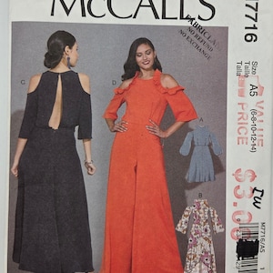 Op de afbeelding: McCall's M7716 naaipatroon-envelop met illustraties van jumpsuits en jurken met blote schouders. De voorzijde toont een zwarte jumpsuit met een ruguitsnijding en een oranje jumpsuit met ruches aan de mouwen, plus twee kleinere kledingontwerpen.