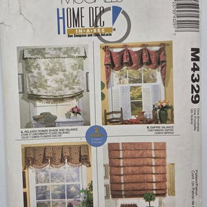 以下が含まれることがあります： McCall's Home Decの裁縫パターン封筒M4329。4種類の窓装飾デザインが掲載されています：緑と白のゆったりとしたローマンシェード、赤のエンパイアバランス、タッセル付きの柄入りロイヤルバランス、そして錆色のホブルトリムシェードです。