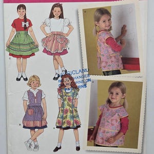 Peut inclure: Patron Simplicity 4286 pour robes de filles, tailles A 3,4,5,6,7,8. L'emballage présente des illustrations de différents modèles de robes, y compris des tabliers et des robes avec différents styles de manches. Prix: environ 13,50€.