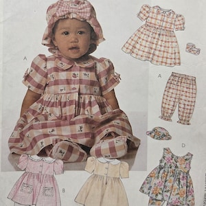 Peut inclure: Un bébé porte une robe à carreaux roses et blancs, un chapeau et des chaussures assortis. L'image présente également des patrons pour d'autres tenues, dont une robe à fleurs et une robe jaune unie, avec chapeaux et pantalons assortis.