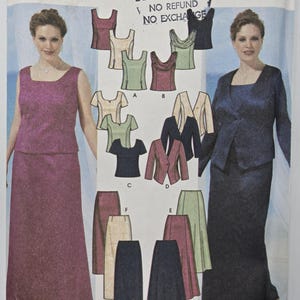 Puede incluir: Un patrón de costura que presenta a una mujer con un traje de falda magenta y a una mujer con un traje de falda azul marino. El patrón incluye varios diseños de tops y faldas en diferentes colores. El texto "FABRICLAND" es visible.