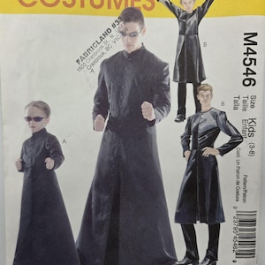 Op de afbeelding: Een McCall's kostuum patroon toont een zwart jasontwerp voor kinderen. Het patroon bevat verschillende aanzichten van de jas, met een hoge kraag en knoopsluiting. Het patroon is gelabeld M4546 en bevat maten voor kinderen van 3-8 jaar.