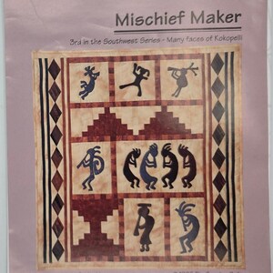 Peut inclure: Un livret de patrons de courtepointe intitulé Mischief Maker, 3rd in the Southwest Series - Many faces of Kokopelli. La couverture présente un motif de courtepointe marron et crème avec des figures Kokopelli, des formes géométriques et le texte The Country Quilter.