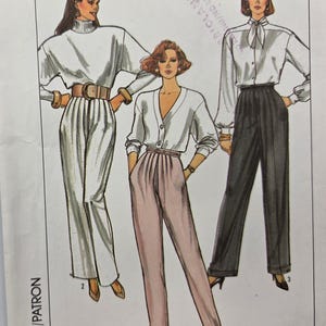 Può includere: Un modello di cucito Simplicity vintage con tre modelli di moda femminile. I modelli includono pantaloni a vita alta abbinati a un dolcevita, un cardigan e una camicetta con cravatta. La tavolozza dei colori comprende bianco, rosa e nero.