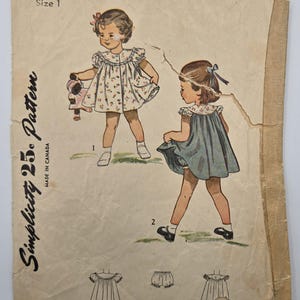 Puede incluir: Patrón Simplicity 25¢ vintage 2823, talla 1, con ilustraciones de dos niñas con vestidos. Una niña lleva un vestido floral y sostiene una muñeca. La otra niña lleva un vestido azul. Hecho en Canadá.