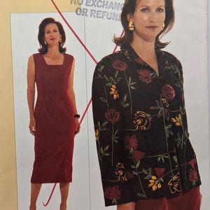 Puede incluir: Imagen de una mujer con un vestido burdeos y una chaqueta negra con estampado floral. El vestido es sin mangas con cuello cuadrado. La chaqueta presenta diseños florales rojos, amarillos y verdes. El texto "NO EXCHANGE OR REFUND" es visible.
