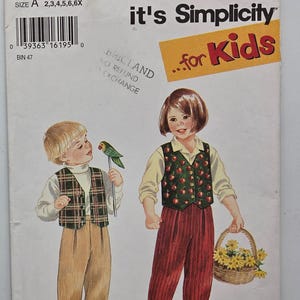 Può includere: Modello di cucito Simplicity per bambini, con illustrazioni di bambini in abiti. La copertina del modello recita "It's SO EASY it's Simplicity...for Kids". Include la taglia A e il numero 9266.