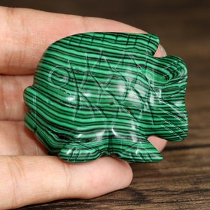 Talla de pez dorado malaquita sintética, estatua de animales malachite, curación de cristal, pez payaso tallado en cristal, regalos de peces dorados de cristal