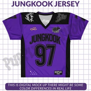 Pode incluir: Camisola roxa e preta com o texto "JUNGKOOK" e o número "97". A camisola tem um design de decote em V e apresenta vários logotipos e texto, incluindo "Bullet Proof" e "ARMY". A parte inferior da camisola diz "RATHER BE DEAD THAN COOL".