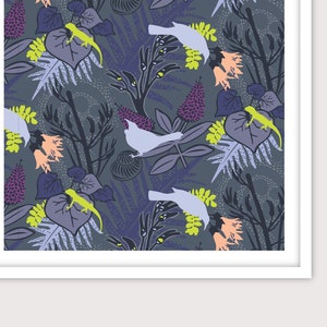 A1+A0 / TUI GARDEN &#39;Violetnights&#39; Muster Poster Print / Tropisch, Native, Gecko, Vogel, Wald, Lavendel, Farne, Neuseeland, Zeitgenössisch