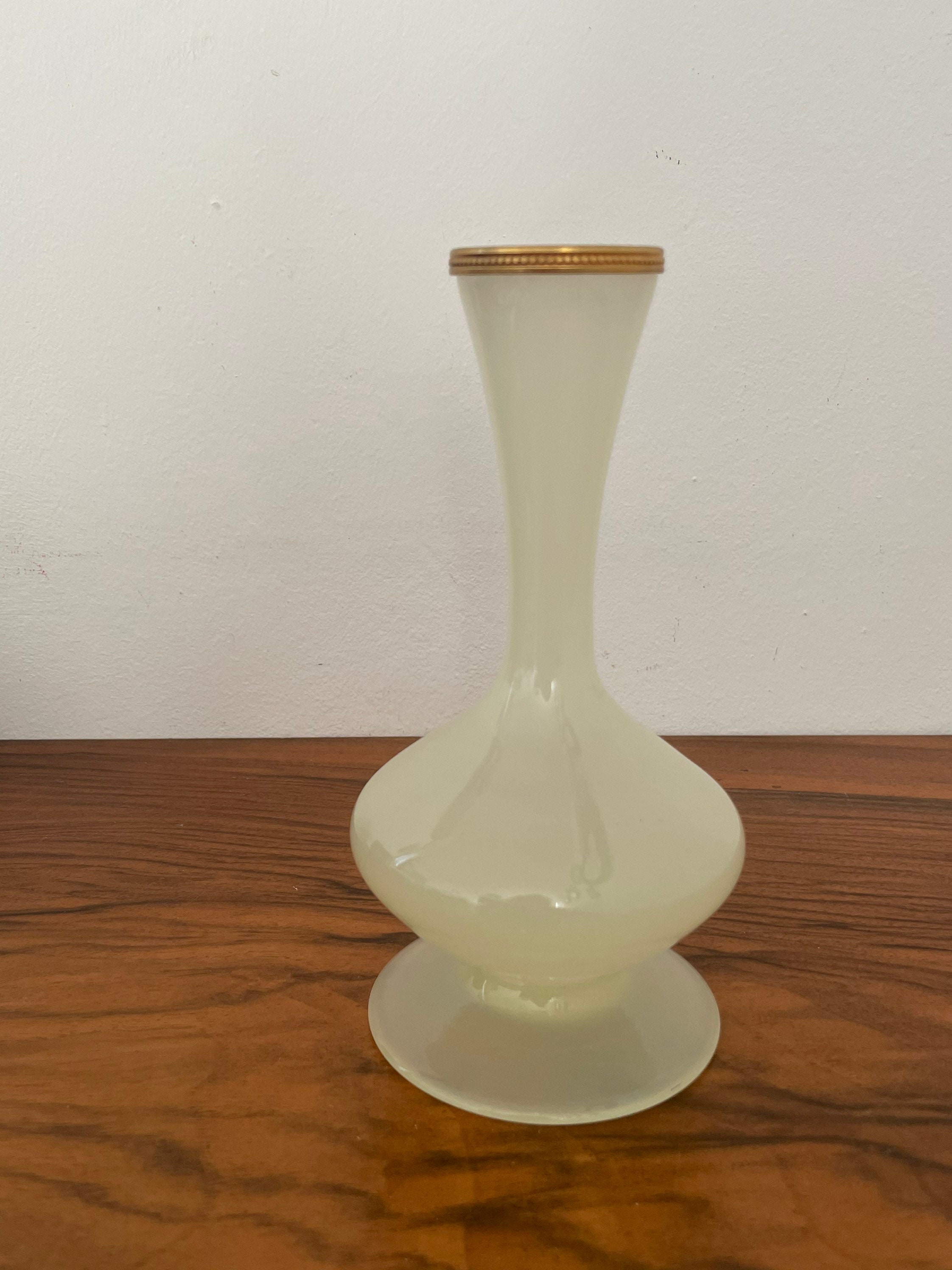 Vase Antique 19E Opaline Glass Milk en Verre Jaune Pastel à Monture Bronze Doré Xixe