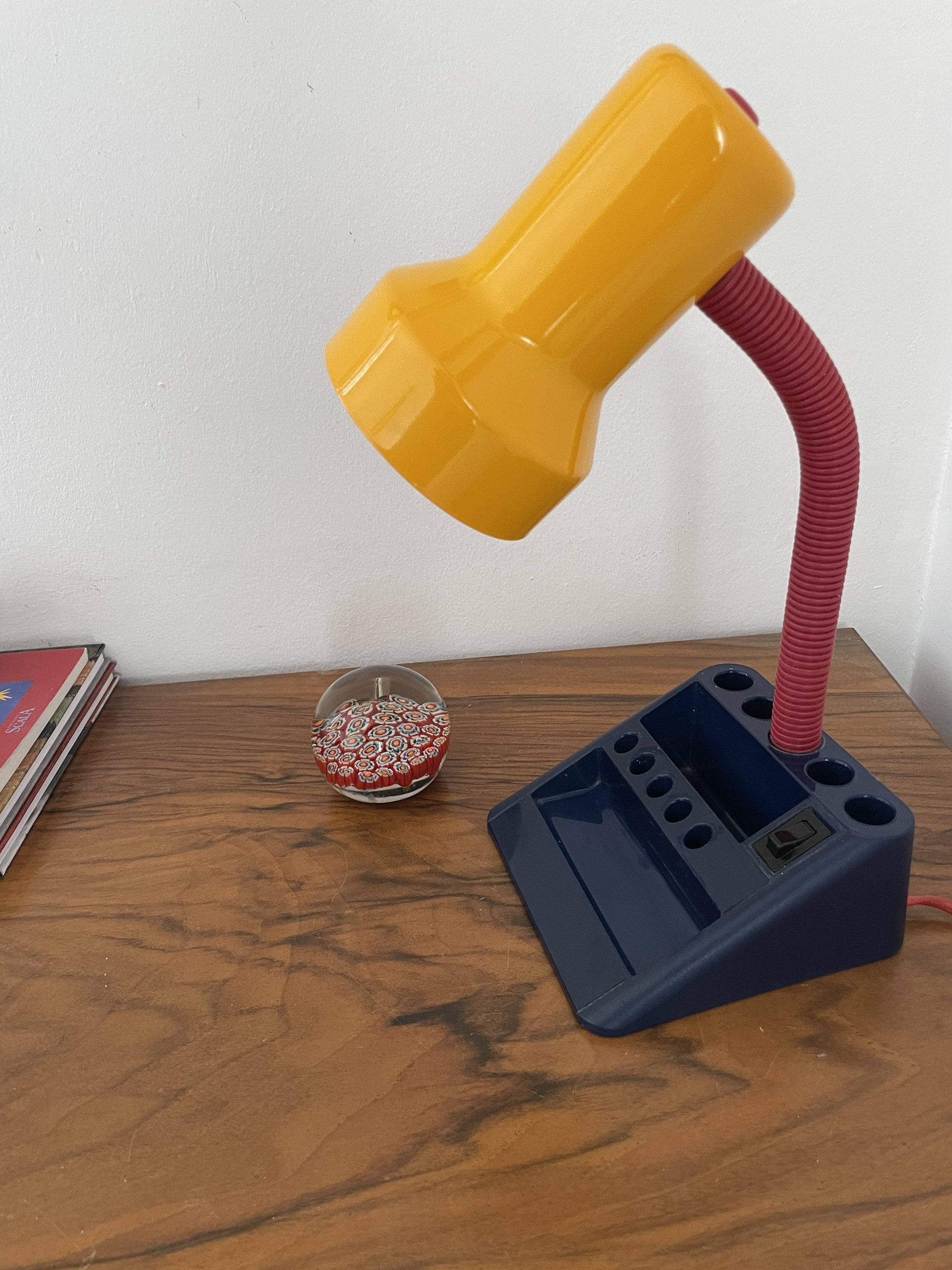 Lampe Organisateur de Bureau Memphis Milano Style Couleurs Primaires Bleu Rouge Jaune Métal Plastiqu