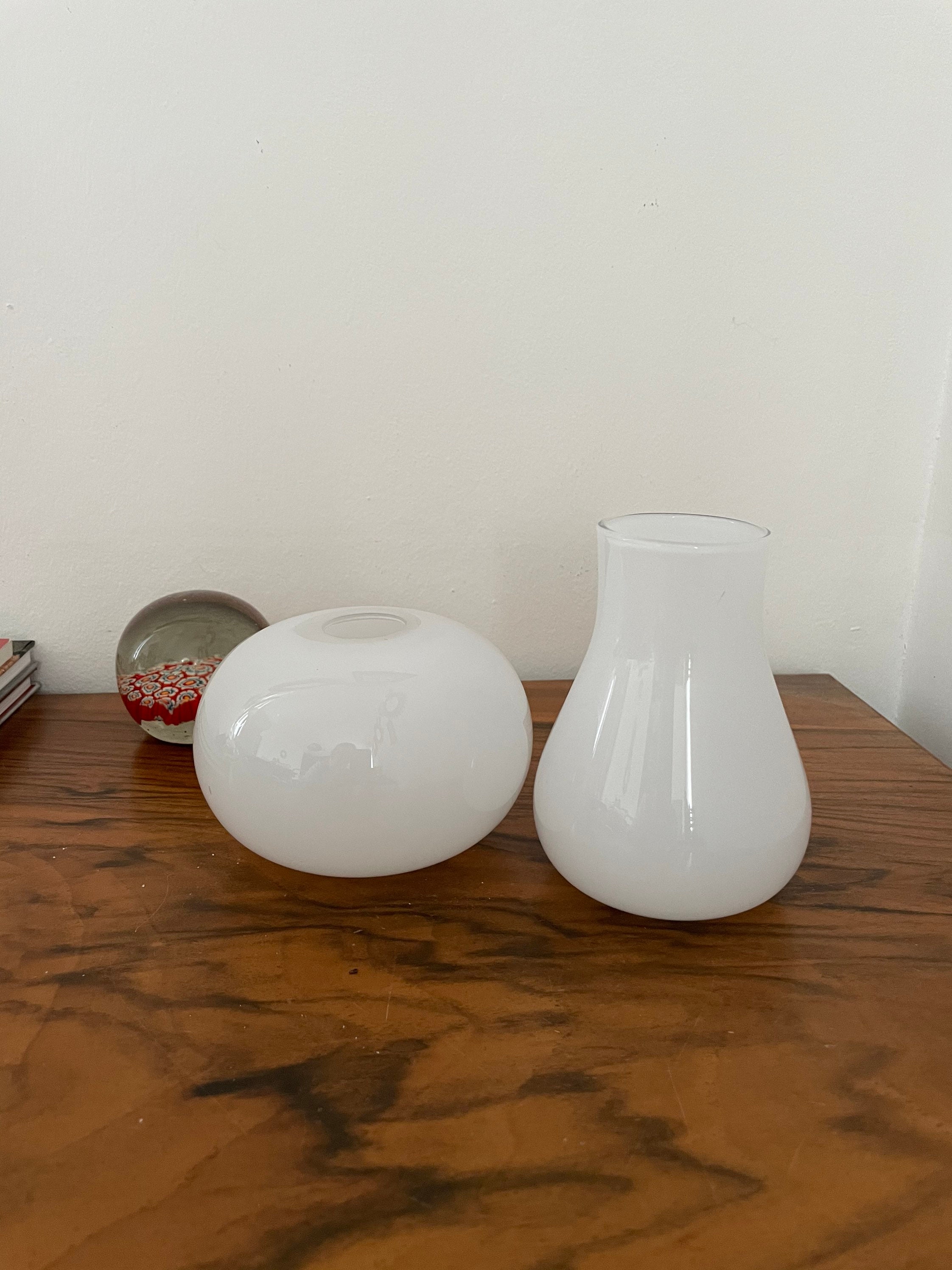 Lot Deux Vases Ikea Design Barbro Wesslander et Pia Amsell Discontinued Hand Made Glass Milk Opal Pa