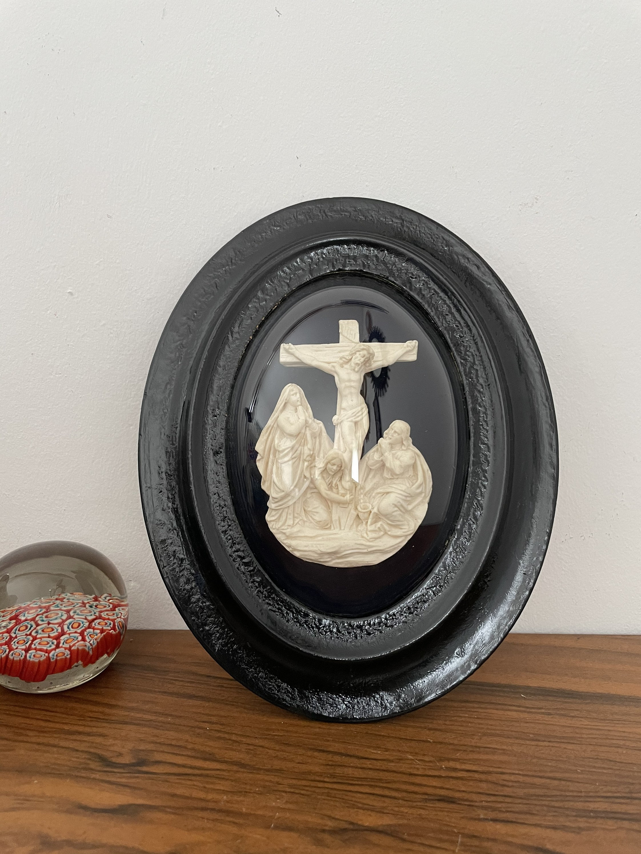 Cadre Religieux Croix Jésus Christ Napoléon 3 Bois Noirci Verre Bombé Sculpture Sépiolite Écume de M