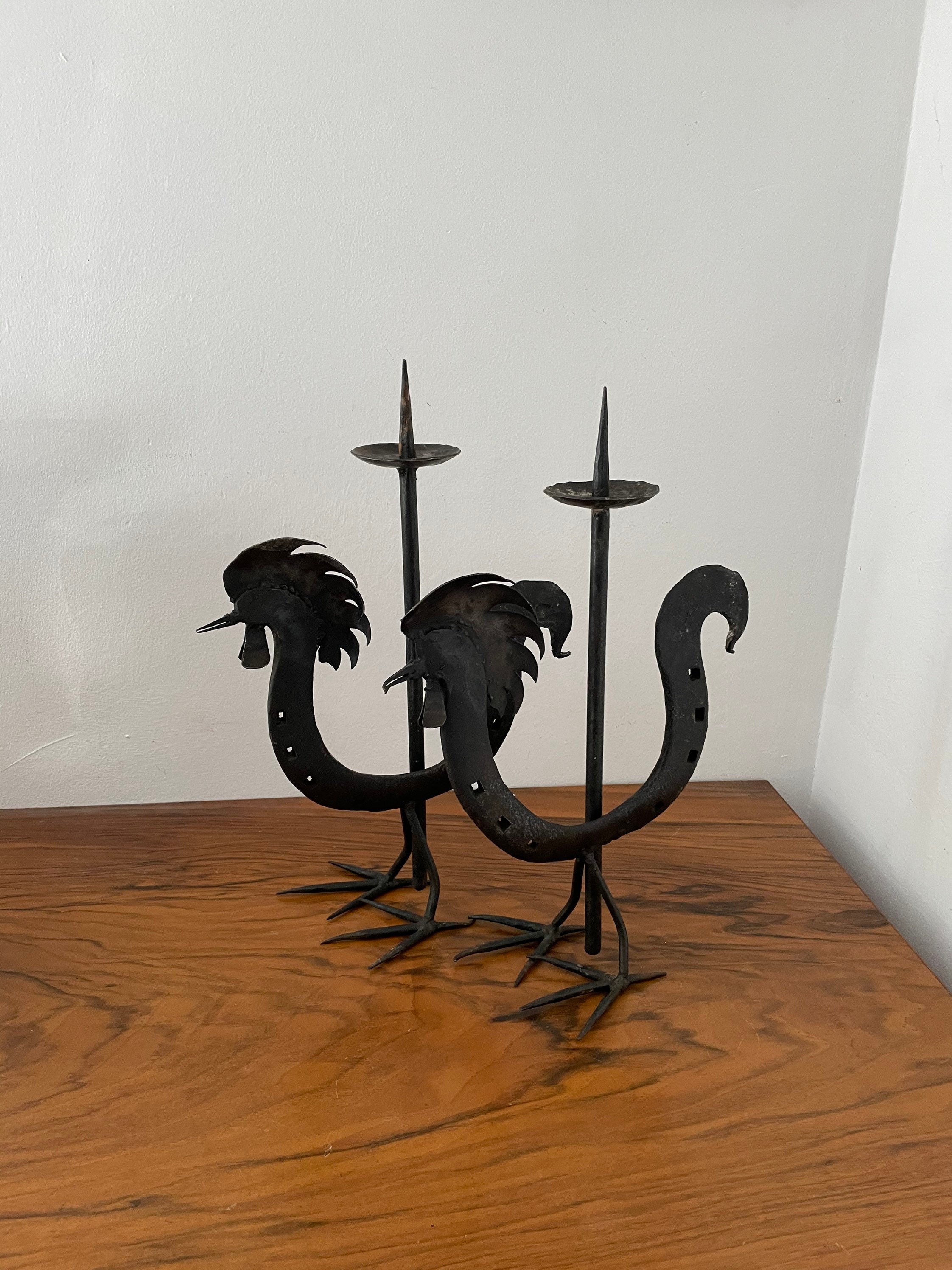 Paire de Grands Bougeoirs Fer Forgé Atelier Marolles Jean Touret Modèl à Cheval Coq Zoomorphe Brutal