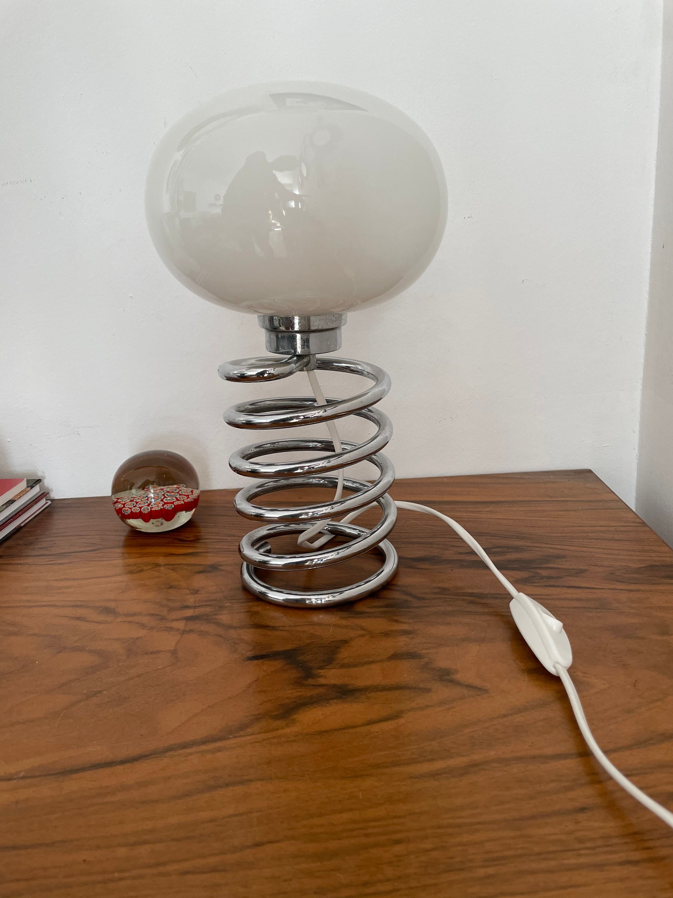 Lampe Spirale Ingo Maurer Vintage 60 Globe Opaline Support Ressort Chrome