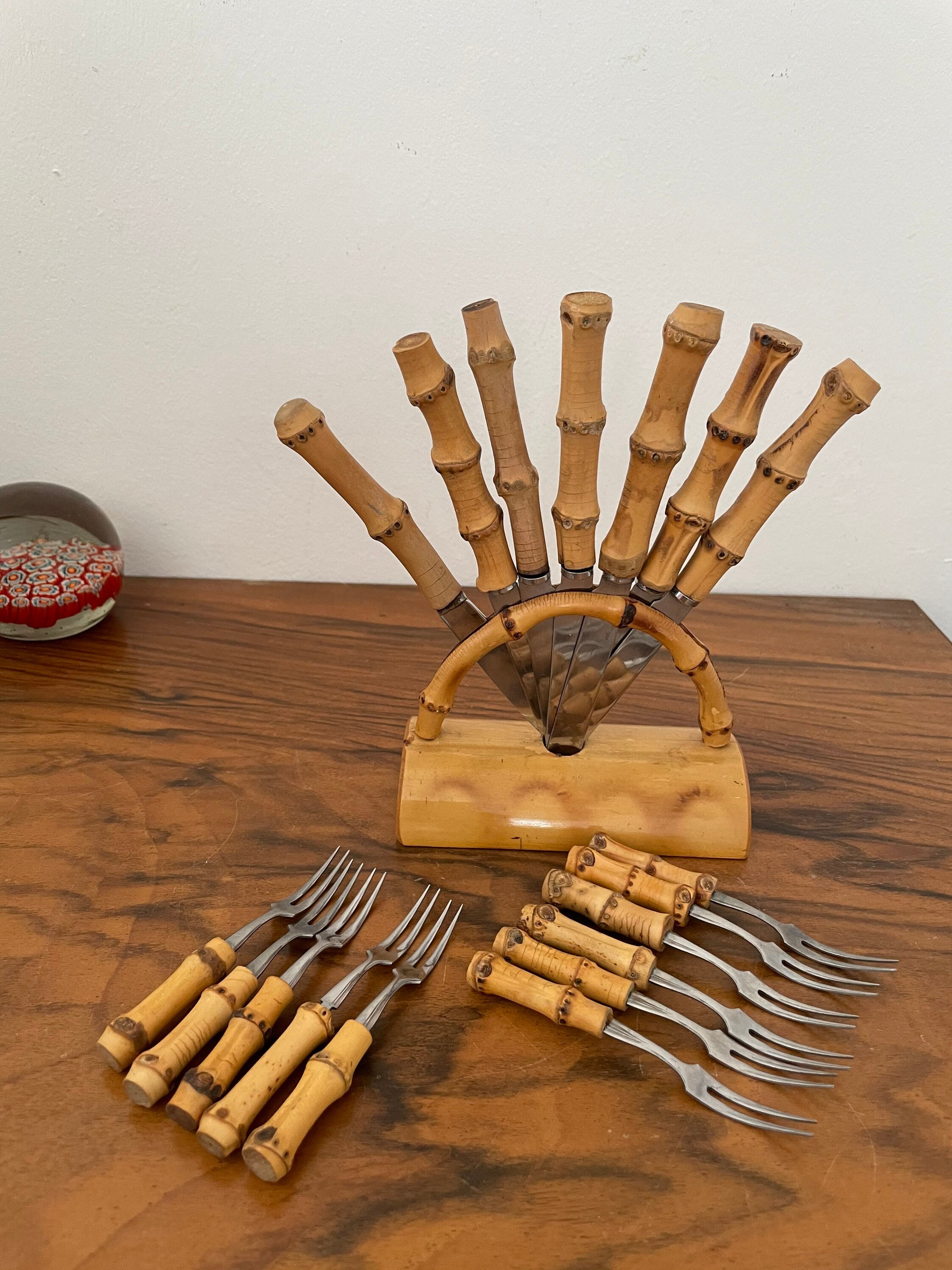 Set Apéritif de 7 Couteaux sur Leur Support et 11 Piques Manche Bambou Vintage Tiki Bohème Chic Midc
