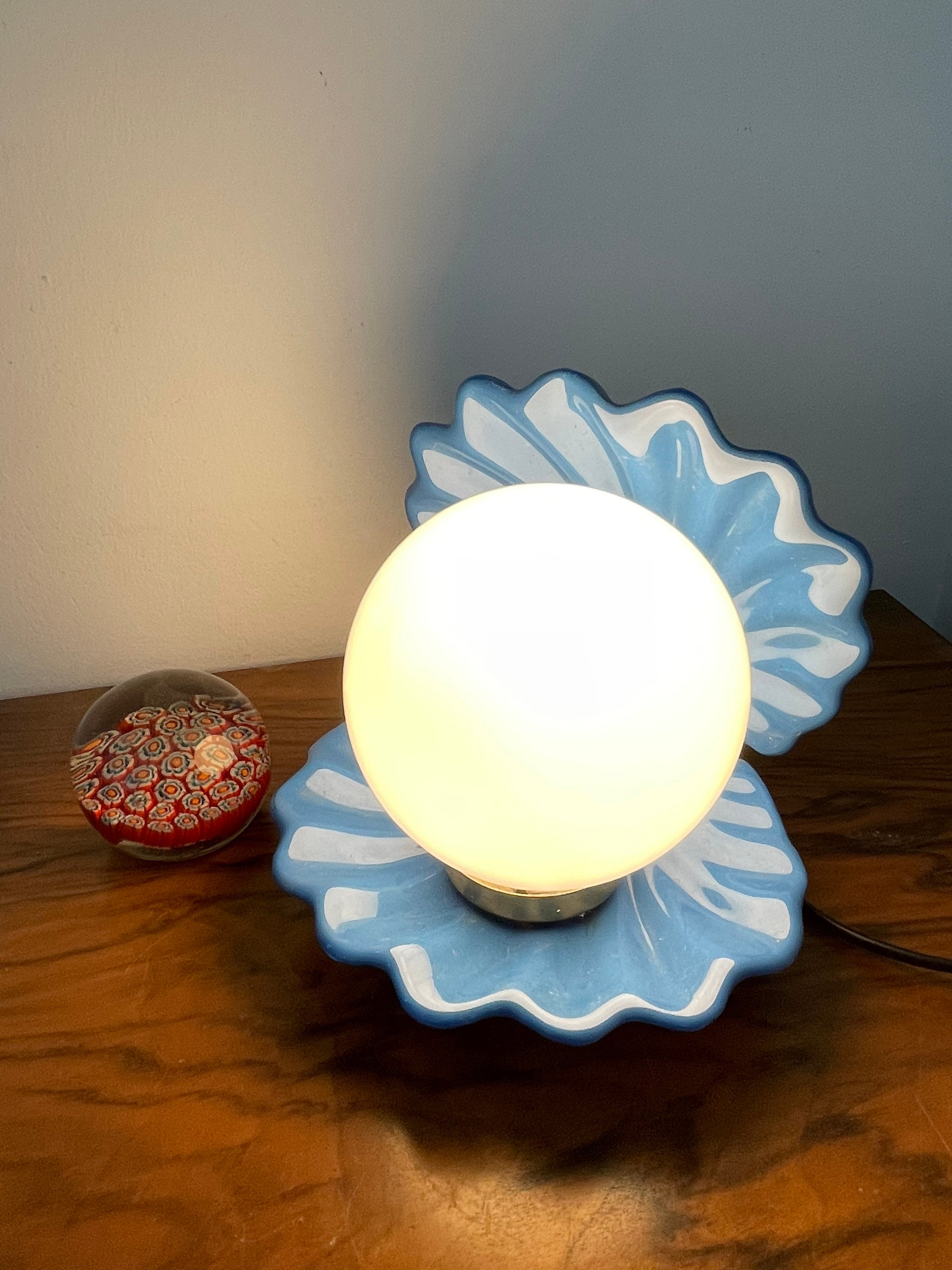 Lampe Coquillage Céramique Faience Globe en Verre Bleu Glass Milk