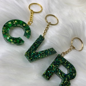Llavero con inicial personalizado / Llavero con letra verde / Llavero con letra de resina / Regalo para un amigo