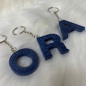 Llavero con letra brillante azul oscuro / Llavero con inicial de resina / Llavero azul / Llavero hecho a mano / Regalo para un amigo