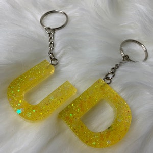 Llavero con letra amarillo neón / Llavero de resina / Llavero amarillo neón / Llavero hecho a mano / Regalo para un amigo