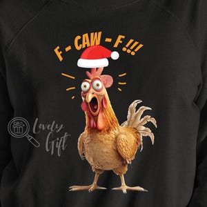 Può includere: Felpa nera con un gallo dei cartoni animati con un cappello da Babbo Natale e la scritta "F-CAW-F!!!" sopra. Il gallo ha un'espressione sorpresa. Il logo "Lovely Gift" si trova nell'angolo in basso a sinistra.