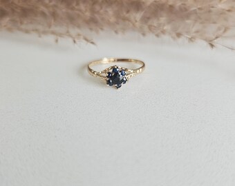 9ct solid gold sapphire cluster - Size P1/2