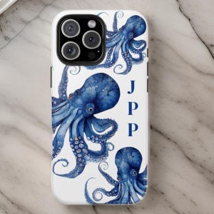 Puede incluir: Un letrero de madera rústico con el texto "Welcome to our home" en un estilo manuscrito. El letrero presenta un acabado envejecido y un diseño sencillo y acogedor, ideal para un porche o entrada.