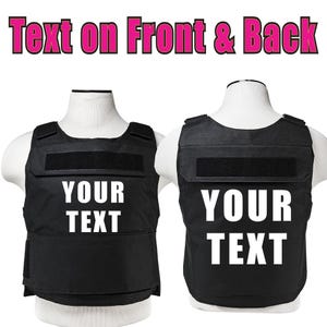 Puede incluir: Chaleco táctico negro con el texto "YOUR TEXT" en blanco en la parte delantera y trasera. El chaleco se muestra en un maniquí. El texto "Text on Front & Back" se muestra en rosa encima de los chalecos.