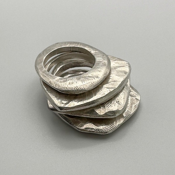 Ensemble de quatre anneaux de pile, anneaux en argent sterling massif, bijoux minimalistes, anneaux solides, anneaux empilables chunky, anneaux asymétriques