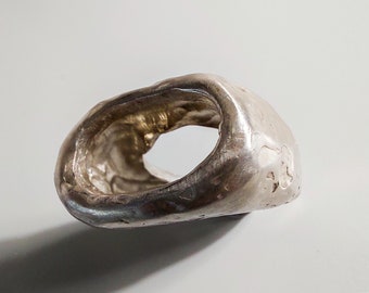 Anillo grande hecho a mano en plata de ley, diseño orgánico