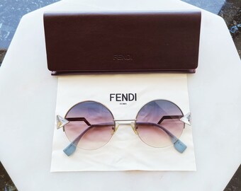 Lunettes de soleil Fendi avec étui - Authentiques lunettes de soleil en métal Fendi - Lunettes de soleil pour femme violettes, lunettes de soleil rondes pour homme, lunettes de soleil à logo Fendi