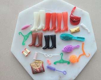 Vintage Barbie Accessories 26 Pieces - Collectible Barbie Toys – Barbie Fashion Accessory, Barbie Collection, Shoes, Combs, Handbags, Purse