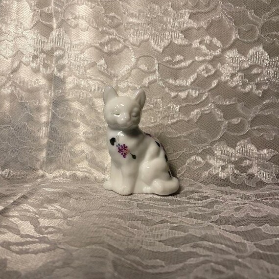 Fenton Art Glass Cat/white/hand-painted & Signed Figurine