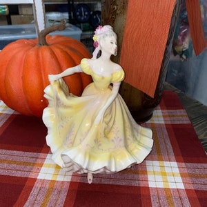 Royal Doulton Bone China Figurine HN 2379 &quot;Ninette&quot;