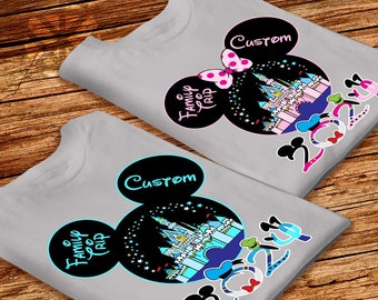 Château magique représentant une tête de Mickey et Minnie avec son nom personnalisé dans les oreilles T-shirt disney personnalisé Chemises assorties pour un voyage en famille en groupe Disney 2024