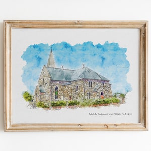Puede incluir: Una pintura de acuarela de una iglesia de piedra con un alto campanario. La iglesia está rodeada de árboles y arbustos verdes. El cielo es azul con nubes blancas. El texto "Bredasdorp Presbyterian Church, Western Cape, South Africa" está escrito en la parte inferior de la pintura.