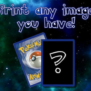 Może przedstawiać: Prostokątna karta kolekcjonerska z grafiką czerwono-białej Pok&eacute; Ball oraz napisem Pok&eacute;mon i Now, częściowo zasłonięta przez czarną kartę z białym znakiem zapytania. U g&oacute;ry znajduje się napis Print any image you have.