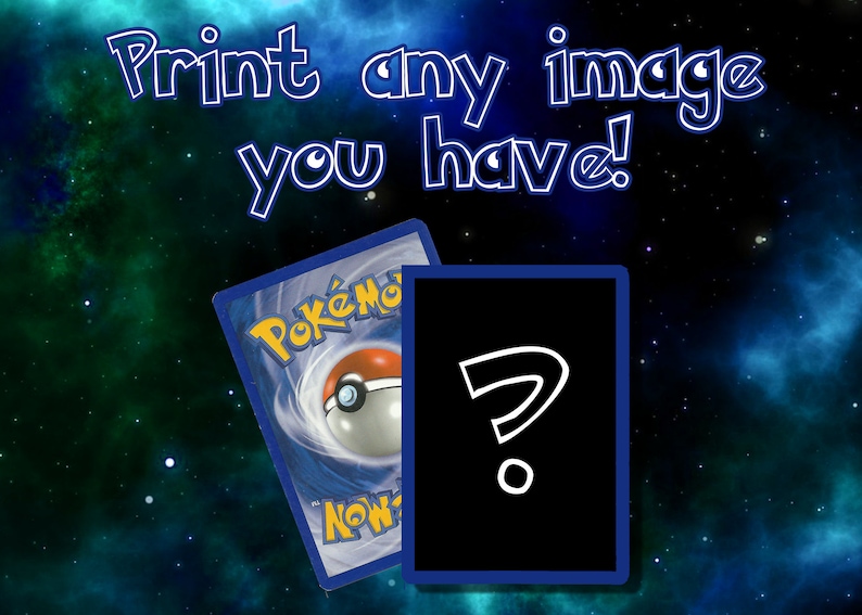 Może przedstawiać: Prostokątna karta kolekcjonerska z grafiką czerwono-białej Pok&eacute; Ball oraz napisem Pok&eacute;mon i Now, częściowo zasłonięta przez czarną kartę z białym znakiem zapytania. U g&oacute;ry znajduje się napis Print any image you have.