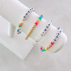 benutzerdefinierte Regenbogen Namen Armband | quadratisches Buchstaben Namensarmband | Perlenarmband | Inspirierendes Wort Armband | 14k Gold Perlenarmband