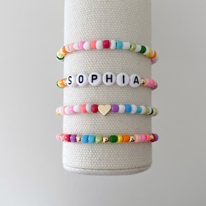 pulseiras empilháveis com contas arco-íris | pulseiras arco-íris | pulseiras com nome personalizado | pulseiras empilháveis | pulseiras infantis | pulseiras coloridas
