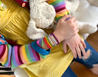 Pulseras con cuentas de colores y nombre para niños / pulseras con nombre para niños / pulseras con cuentas con letras de arcoíris para niños / pulseras apilables para niños / pulsera con palabras