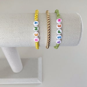 Pulseiras personalizadas com letras arco-íris | pulseiras com nome | pulseiras com letras e contas | pulseiras iniciais | pulseiras coloridas | pulseiras personalizadas
