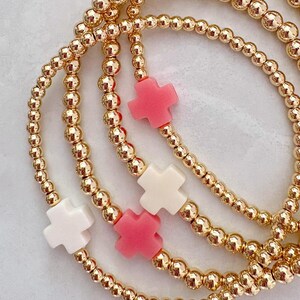 rosa och vita korskollektionen | korspärlarmband | trosarmband | religiöst armband | 14k guldpläterat armband | korssmycken