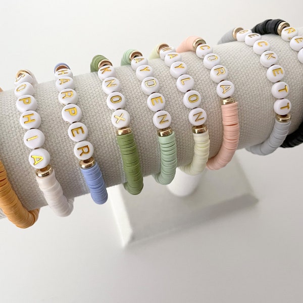 Bracelet avec nom Heishi disque en or | bracelet de perles heishi | bracelet prénom personnalisé | bracelet prénom en perles