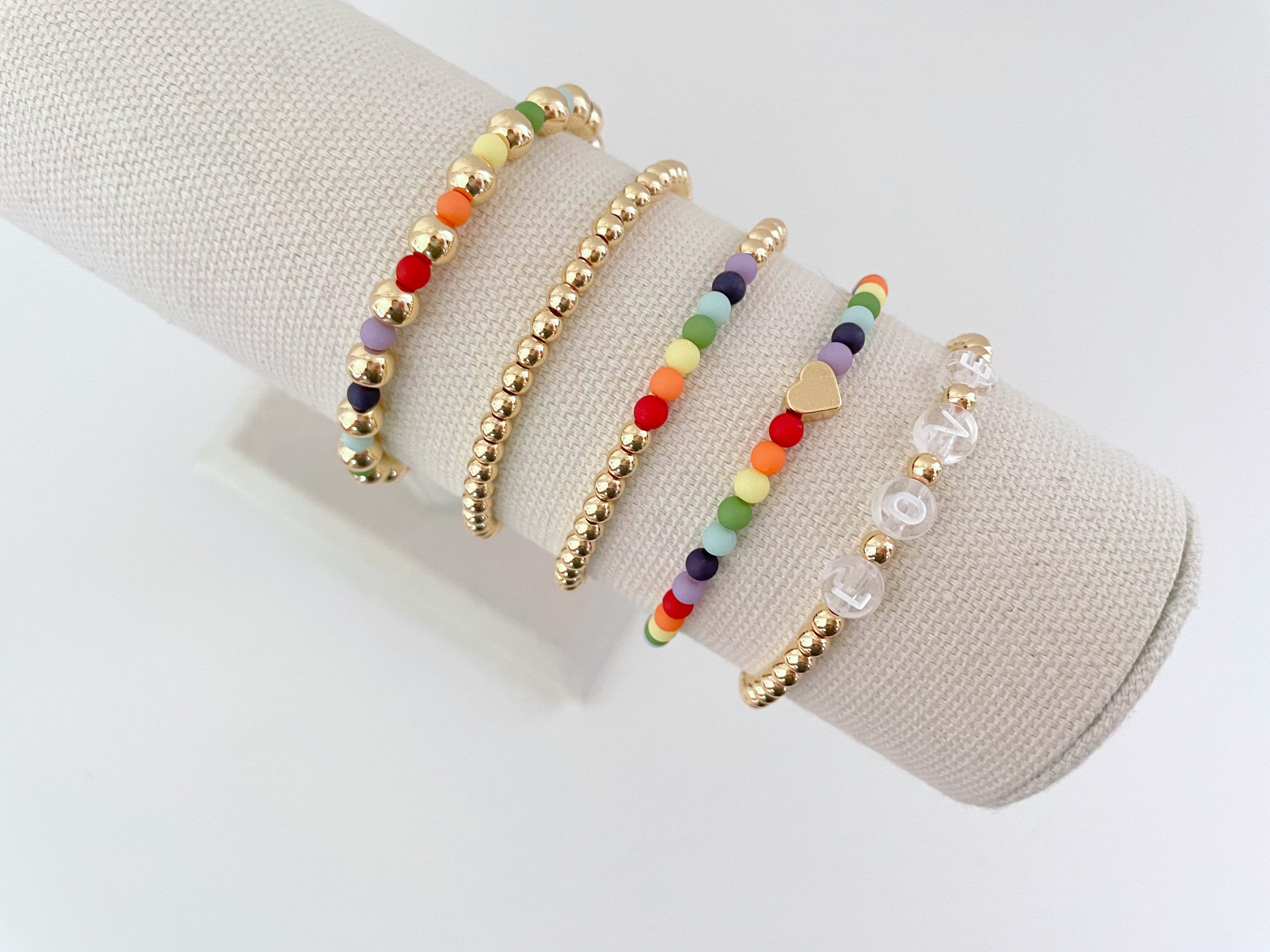 Regenbogen Perlen Armband | Stapelarmband | Namensarmband | Regenbogen Schmuck | personalisiertes Perlenarmband | Regenbogen Armbänder